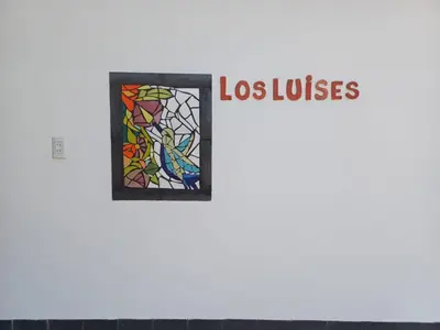 a stained glass window with the words los lobes at Los Luises - Departamentos Céntricos in Mina Clavero