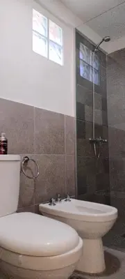 a bathroom with a toilet and a shower and a sink at TEMPO GÜEMES Departamento en Güemes, casi Nueva Córdoba in Cordoba