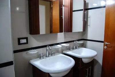 a bathroom with two sinks and a mirror at Departamento, Terraza con PISCINA, SUM y PARRILLAS a 2 cuadras de PEATONAL in Villa Carlos Paz