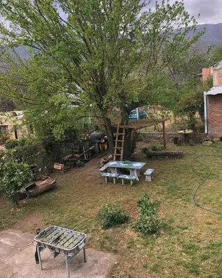 a picnic table and a tree in a yard at Lodelore in Merlo
