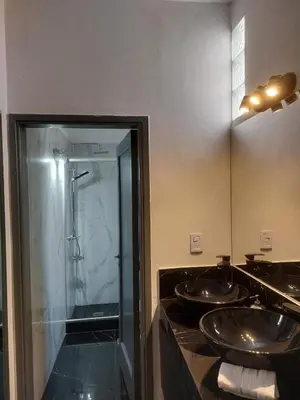 a bathroom with two sinks and a shower at RaGi dpto 3 in Cordoba