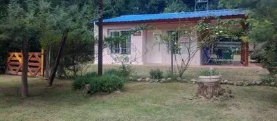 a small house with a toilet in the yard at Cabaña wawa in Villa Ciudad Parque