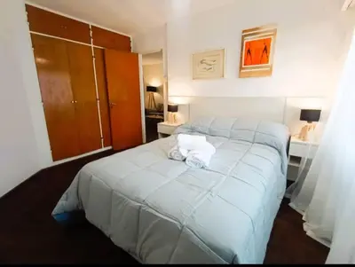 a bedroom with a large white bed in a room at Gran Ubicacion Centro in Cordoba