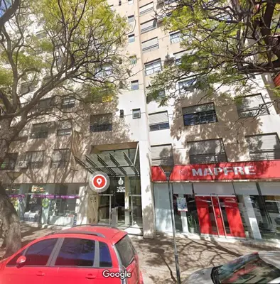 a red car parked in front of a building at Gran Ubicacion Guemes in Cordoba