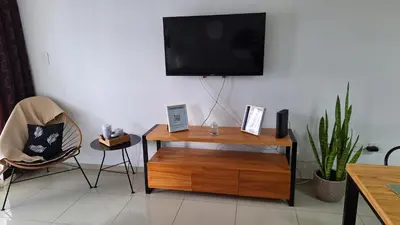 a living room with a tv and a wooden table at Disfruta Córdoba en un departamento premium! in Cordoba