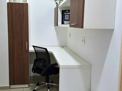 a white desk with a black chair in a room at Disfruta Córdoba en un departamento premium! in Cordoba