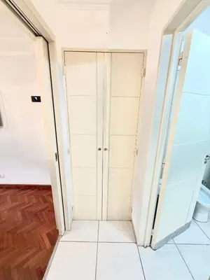 an open door in a room with white cabinets at Nueva Córdoba - Ituzaingó Siglo 21- Sanatorio Allende in Cordoba