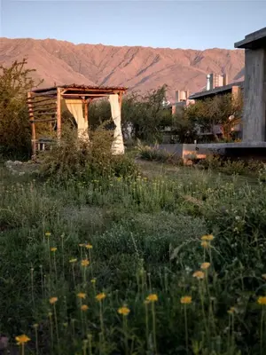 a wooden arch in a field with mountains in the background at La Singladura in La Población