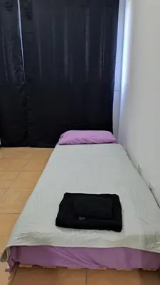 a bed in a room with a black wall at Cordoba Costanera 2 dormitorios con estacionamiento in Cordoba