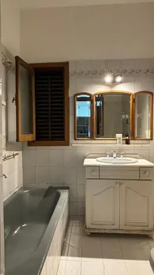 a bathroom with a tub and a sink at Casa en Nueva Córdoba con Patio y Asador in Cordoba