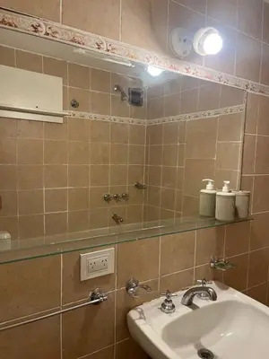 a bathroom with a sink and a mirror at Raiz - Alquileres Temporarios in Cordoba