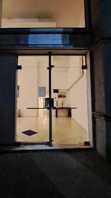 an open glass door with a table in a room at Cordoba sobre Costanera 2 dormitorios con Estacionamiento in Cordoba
