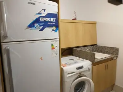 a kitchen with a refrigerator and a washing machine at En el corazón de Barrio General Paz, Cordoba in Cordoba