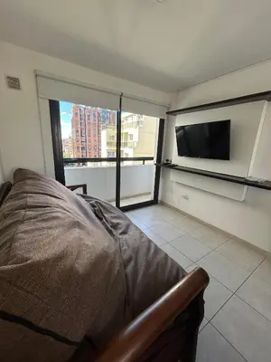 a living room with a tv and a couch in a room at Departamento -Santo Tomas- Barrio Guemes-Nueva Cordoba By Apartcba in Cordoba