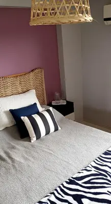 a bedroom with a bed with a black and white pillow at Rincón del Poeta - Ubicación destacada - Nueva Córdoba in Cordoba