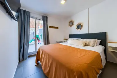 a bedroom with a bed with an orange blanket at Viaggiato Jacinto Rios in Cordoba