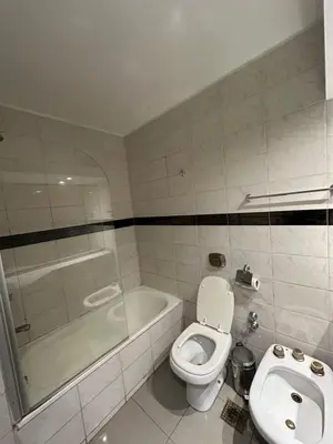 a bathroom with a toilet and a tub and a sink at Departamento amoblado con Amenities 104 INVERHOME INMOBILIARIA in Cordoba