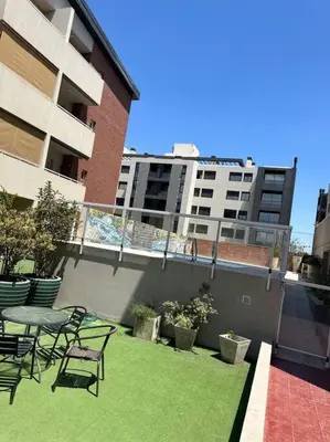 a patio with a table and chairs on a balcony at Departamento espacioso en un complejo residencial, cerca del Shopping nuevo centro in Cordoba