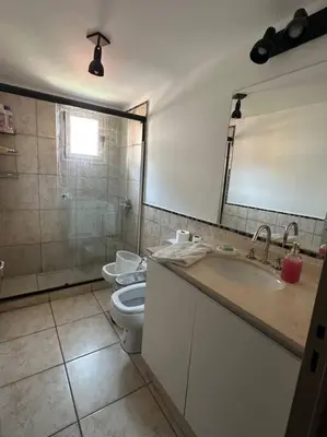 a bathroom with a toilet and a sink and a shower at Departamento espacioso en un complejo residencial, cerca del Shopping nuevo centro in Cordoba
