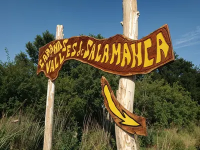 a sign for a sandwich maker on two wooden poles at Complejo Salamanca - Cabaña La Catalana in Trapiche
