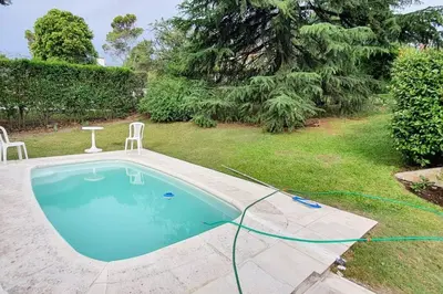 a swimming pool with a hose around a yard at Hermosa casa con pileta para dos in Villa General Belgrano