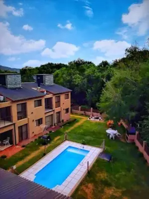 an aerial view of a backyard with a swimming pool at Departamento con pileta y asadores in Villa General Belgrano
