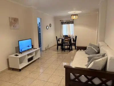 a living room with a couch and a tv and a table at Precioso y Muy Cómodo Departamento en Excelente Zona Centrica in Cordoba