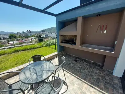 a patio with a table and chairs on a balcony at Dpto 1 Dormitorio de categoria in Villa Carlos Paz
