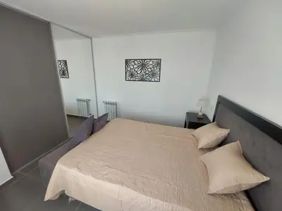a bedroom with a large bed in a room at Dpto 1 Dormitorio de categoria in Villa Carlos Paz