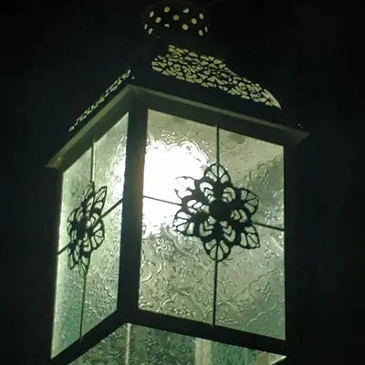 a glass window with a flower design on it at Cabañas Mi Respiro in Los Molles