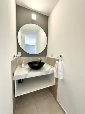 a bathroom with a sink and a mirror at Alojamiento entero para 3 personas D in Cordoba