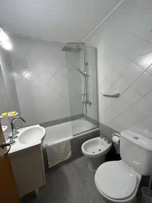 a bathroom with a toilet and a shower and a sink at LA MEJOR UBICACIÓN de NUEVA CÓRDOBA in Cordoba