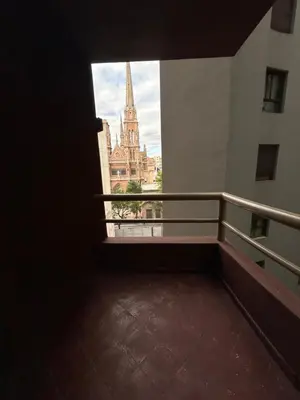 an empty balcony with a view of a building at LA MEJOR UBICACIÓN de NUEVA CÓRDOBA in Cordoba