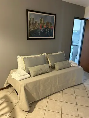 a couch in a room with a picture on the wall at LA MEJOR UBICACIÓN de NUEVA CÓRDOBA in Cordoba