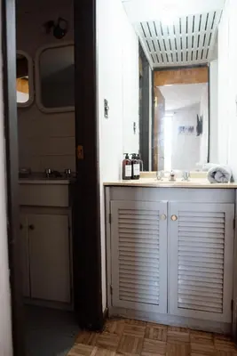 a bathroom with a sink and a mirror at El diez 1 dorm con COCHERA in Cordoba