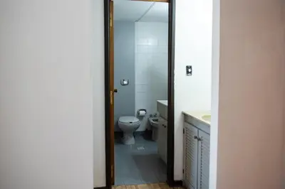 a bathroom with a toilet and a sink and a mirror at El diez 1 dorm con COCHERA in Cordoba