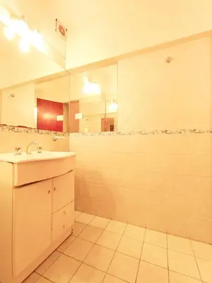 a bathroom with a sink and a mirror at Edificio en Avenida Libertad in Villa Carlos Paz
