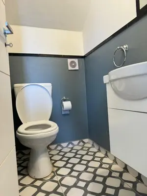 a bathroom with a toilet and a sink at Cabañas Estrellas del Lago in Potrero de Garay