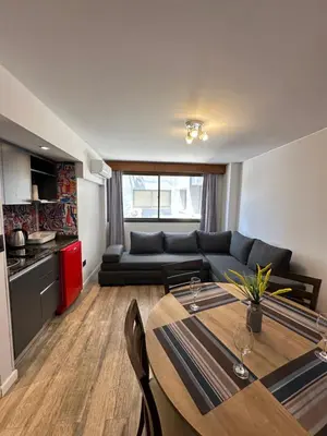 a living room with a table and a couch at Departamento amoblado 1 dorm con amenities 516 INVERHOME INMOBILIARIA in Cordoba