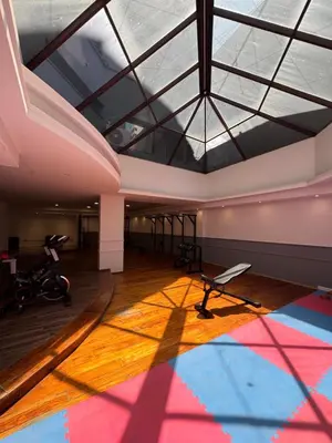 a large room with a skylight and a gym at Departamento amoblado 1 dorm con amenities 516 INVERHOME INMOBILIARIA in Cordoba