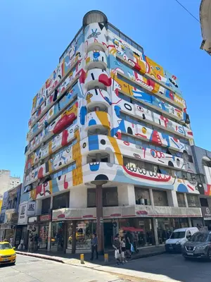 a tall building with many pairs of shoes on it at Departamento amoblado 1 dorm con amenities 516 INVERHOME INMOBILIARIA in Cordoba