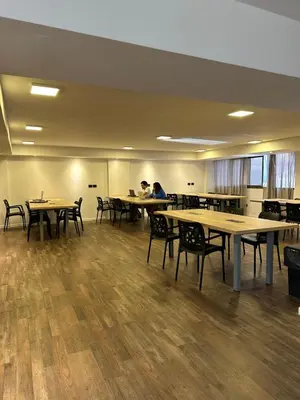 a room with tables and chairs with people sitting at them at Departamento amoblado 1 dorm con amenities 516 INVERHOME INMOBILIARIA in Cordoba