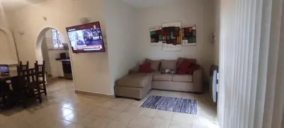 a living room with a couch and a tv at Complejo Bach in Villa Carlos Paz