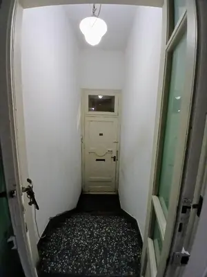 a hallway with a white door and a black floor at Habitación privada zona Centro, Tribunales y Patio Olmos in Cordoba