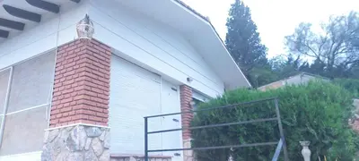 a brick chimney on the side of a house at Chalet de Montaña a 8 cuadras del centro de Carlos Paz con pileta de 9 x 4 in Villa Carlos Paz