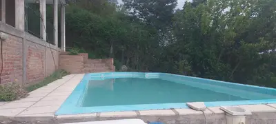 a large blue swimming pool in a yard at Chalet de Montaña a 8 cuadras del centro de Carlos Paz con pileta de 9 x 4 in Villa Carlos Paz