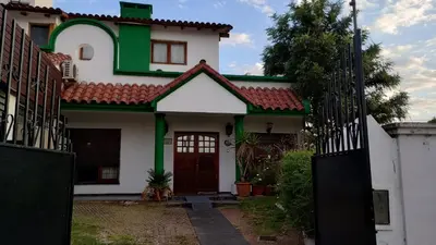 a white and green house with a red roof at Acogedora Casa Familiar en Zona Residencial in Cordoba