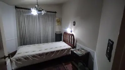 a bedroom with a bed in a room with a window at Acogedora Casa Familiar en Zona Residencial in Cordoba