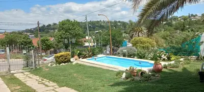 a backyard with a swimming pool in a yard at Casa y cabaña de Gachy in Villa Carlos Paz