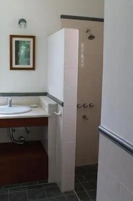 a bathroom with a sink and a shower backdoor at Las Magnolias 4 dormitorios in Merlo